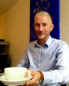 Kreisvorsitzender Stephen Paul reicht Kaffee bei der Bürgersprechstunde im Remensniderhaus